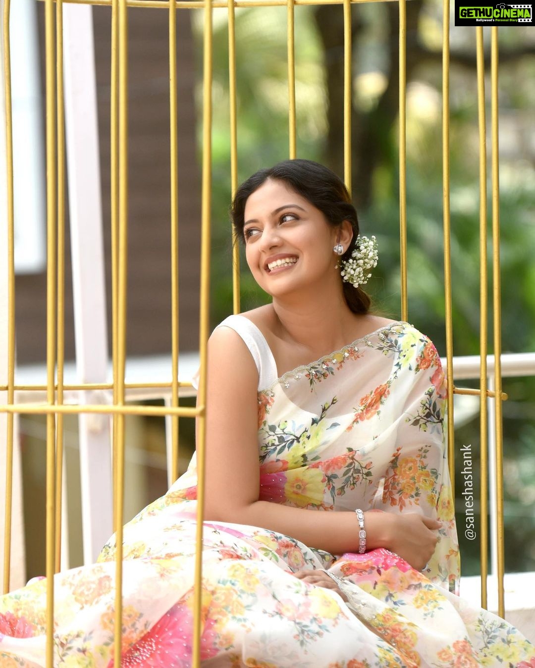 Tejashree Pradhan Instagram - Never thought, “being in a cage” can ever make you feel free and beautiful 🧡 #HappyLife Photography - @saneshashank Styled by - @style_by_apurva Outfit by - @zartaricouture MakeUp - @shiulibiswas_artistry Hair by - @meghapharande_makeupartist Assisted by - @bhatakta.kalakaar and @shubhangi_mohdure Location - @kalasystudios