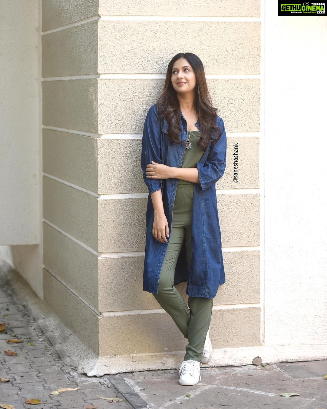 Tejashree Pradhan Instagram - Relax, you have a good heart and pure intensions. Things will always end up working out in your favour. #HappyLife . . . Photography - @saneshashank Costume Designed and Styled- @stylesaga_by_ag MakeUp - @shiulibiswas_artistry Hair by - @meghapharande_makeupartist Assisted by - @bhatakta.kalakaar and @shubhangi_mohdure Location - @kalasystudios