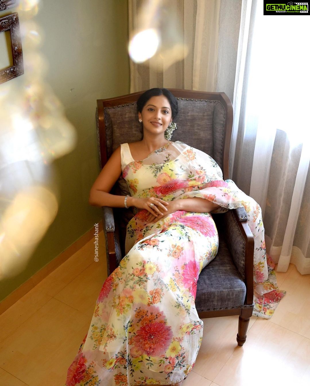 Tejashree Pradhan Instagram - Beauty is good for soul. #bebeautiful #HappyLife Photography - @saneshashank Styled by - @style_by_apurva Outfit by - @zartaricouture MakeUp - @shiulibiswas_artistry Hair by - @meghapharande_makeupartist Assisted by - @bhatakta.kalakaar and @shubhangi_mohdure Location - @kalasystudios