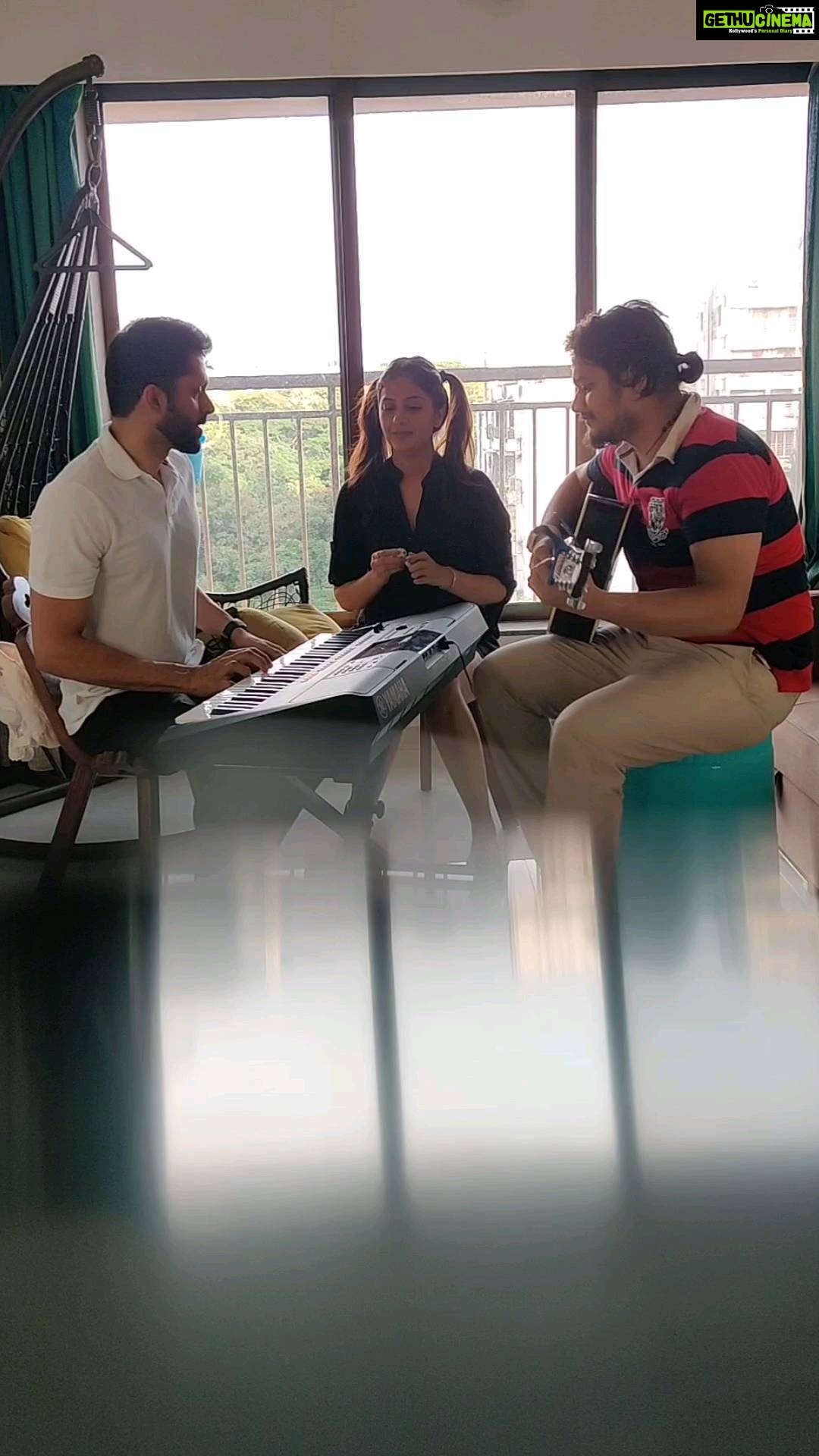 Tejashree Pradhan Instagram - Fun Jamming #chotisiaasha #dilhaichotasa ft. @aashish_gade