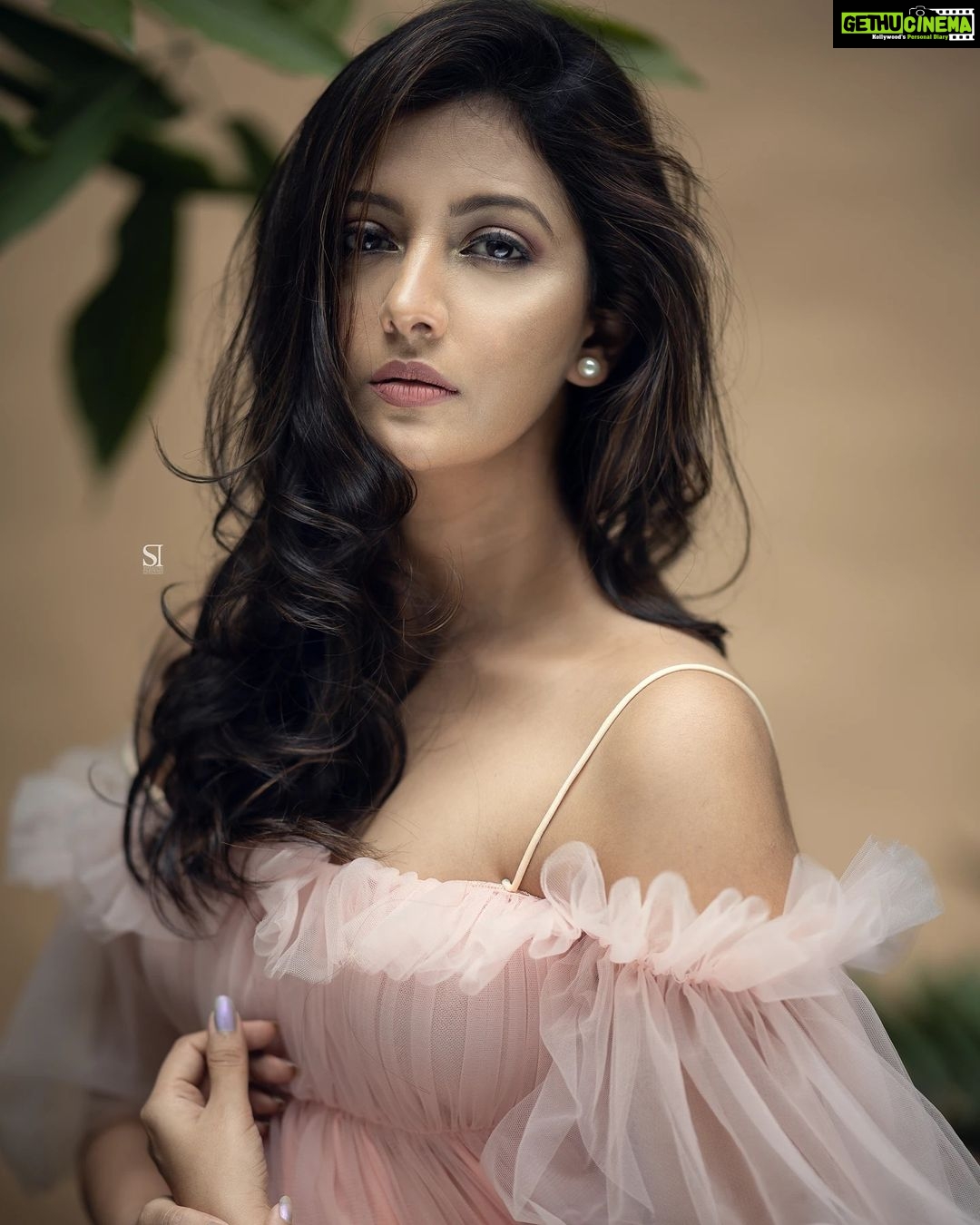 Tejashree Pradhan Instagram - "Beauty begins the moment you decide to be yourself" #happyLife In frame - "Me " Makeup & hair - @Pro_makeupartist_ankita Assistant -@sadhana_the07 Stylist & designer -@stylist.chaitalikulkarni Photographer-@shailendra_pardeshi Location -@ambrosia resort & spa mulsi