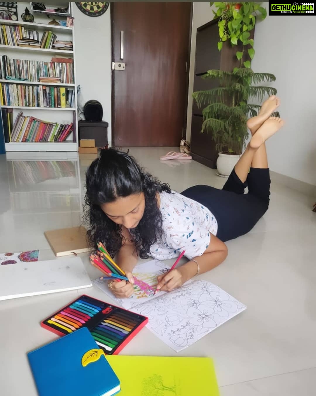 Tejashree Pradhan Instagram - In this todays techno savy world,where things are just a click away,I believe in painting it myself ❣️ Thank you rutu🤗 & omi🤗 for suggesting me this colour therapy..This is helping me keep my mood colourful & bright.... Guys u all must try this !! Let's get back to our बचपन ❤️ #HappyLife