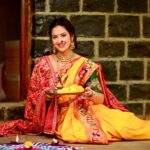 Tejashree Pradhan Instagram – 🌸🌼🌹🌺🏵️🌻💮

दिवाळीच्या खूप खूप शुभेच्छा

#HappyLife

In frame:  #TejashriPradhan

Organiser -: @deepli7321 

Makeup-: @ashwini_makeup_studio_

Photographer @nehal_jagatap_photography

Blouse-: @savis_s_creations_

Jewellery-: @nilima_jewellery

Saree- @vastrakala_paithani_