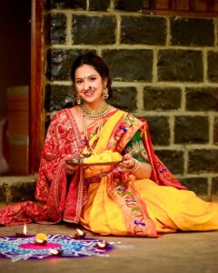Tejashree Pradhan Instagram - 🌸🌼🌹🌺🏵️🌻💮

दिवाळीच्या खूप खूप शुभेच्छा

#HappyLife

In frame:  #TejashriPradhan

Organiser -: @deepli7321 

Makeup-: @ashwini_makeup_studio_

Photographer @nehal_jagatap_photography

Blouse-: @savis_s_creations_

Jewellery-: @nilima_jewellery

Saree- @vastrakala_paithani_