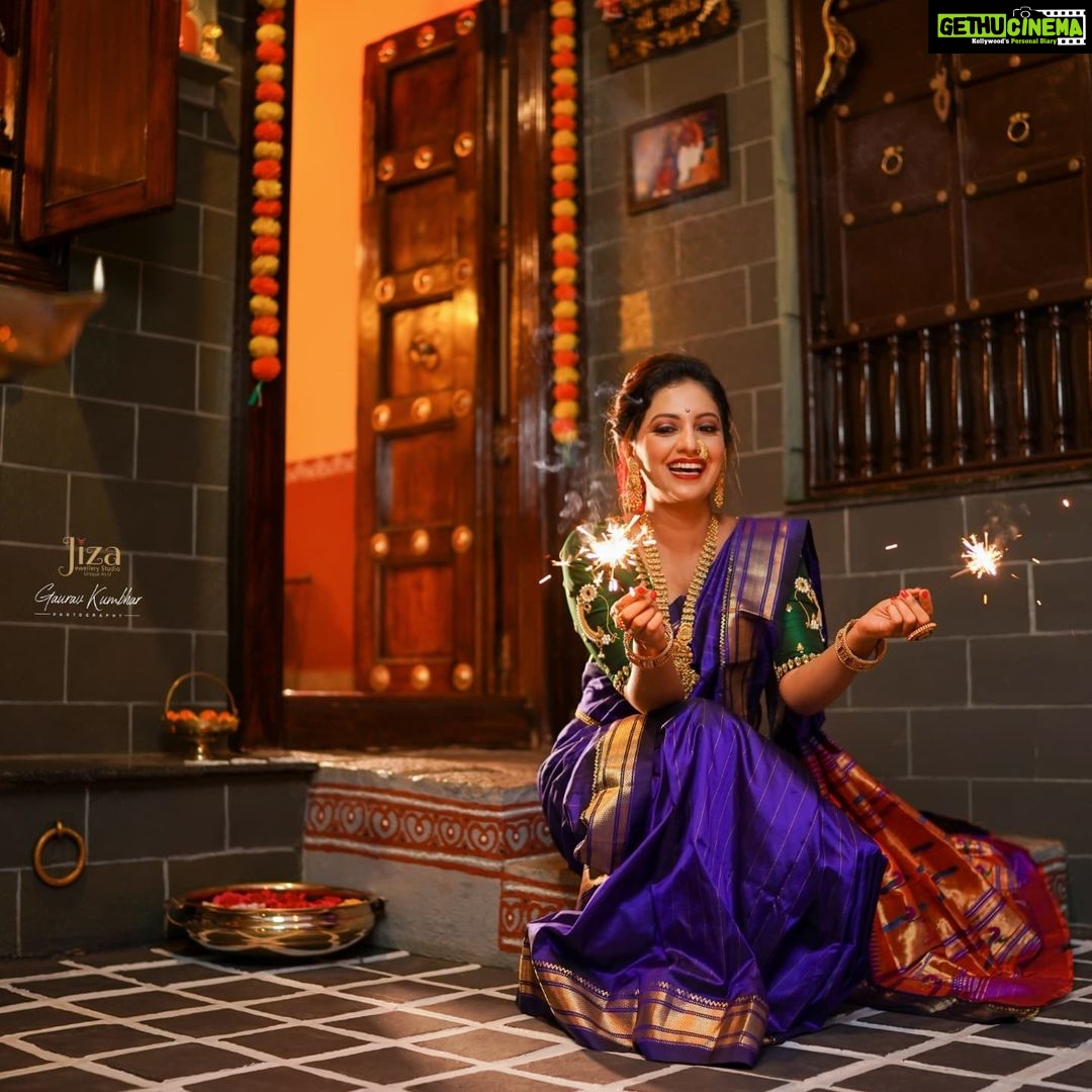 Tejashree Pradhan Instagram - I just love everything about Diwali..I feel festivals make you feel "everything's gonna be alright and will make a perfect sense ".. isnt it? #HappyDiwali #FeelGood #HappyLife Organised by @jizajewellerystudio JEWELLERY BY 💎 𝐉𝐈𝐙𝐀 𝐉𝐄𝐖𝐄𝐋𝐋𝐄𝐑𝐘 𝐒𝐓𝐔𝐃𝐈𝐎 𝐀𝐓 𝐏𝐔𝐍𝐄 @jizajewellerystudio PHOTOGRAPHY @gauravk6677 •MAKEUP ARTIST💄💁 @mua_prachisabale •OUTFIT BY 🥻 Pratha By Kavita Koparkar @pratha_sarees •VENUE 🏡🏩 Gundal Wada gundal_wada