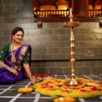Tejashree Pradhan Instagram - I just love everything about Diwali..I feel festivals make you feel "everything's gonna be alright and will make a perfect sense ".. isnt it? #HappyDiwali #FeelGood #HappyLife Organised by @jizajewellerystudio JEWELLERY BY 💎 𝐉𝐈𝐙𝐀 𝐉𝐄𝐖𝐄𝐋𝐋𝐄𝐑𝐘 𝐒𝐓𝐔𝐃𝐈𝐎 𝐀𝐓 𝐏𝐔𝐍𝐄 @jizajewellerystudio PHOTOGRAPHY @gauravk6677 •MAKEUP ARTIST💄💁 @mua_prachisabale •OUTFIT BY 🥻 Pratha By Kavita Koparkar @pratha_sarees •VENUE 🏡🏩 Gundal Wada gundal_wada