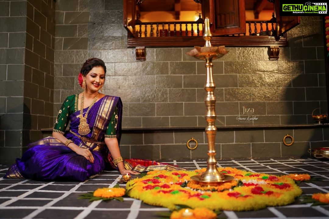 Tejashree Pradhan Instagram - I just love everything about Diwali..I feel festivals make you feel "everything's gonna be alright and will make a perfect sense ".. isnt it? #HappyDiwali #FeelGood #HappyLife Organised by @jizajewellerystudio JEWELLERY BY π ππππ πππππππππ ππππππ ππ ππππ @jizajewellerystudio PHOTOGRAPHY @gauravk6677 β’MAKEUP ARTISTππ @mua_prachisabale β’OUTFIT BY π₯» Pratha By Kavita Koparkar @pratha_sarees β’VENUE π‘π© Gundal Wada gundal_wada