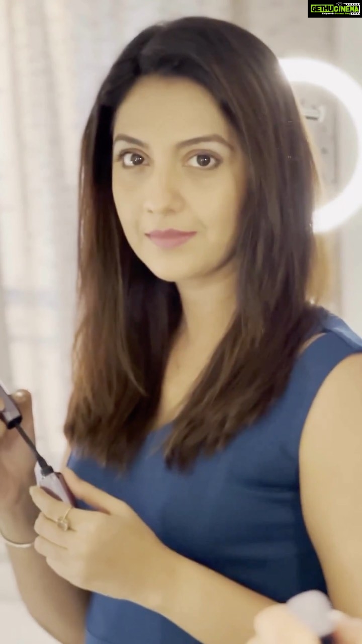 Tejashree Pradhan Instagram - Makeup and harsh lights during shoots damage my skin alot. It’s important to take care of the skin by following a good skincare routine. I believe in the power of Ayurveda and hence use @thetribeconcepts Face Brightening daily cleanser and Kumkumadi Thailam to give my skin the goodness of natural ingredients. I’ve gone back to my roots, when are you trying the same? #TheTribeConcepts #NaturalAlternatives #AyurvedicProducts #KumkumadiThailam
