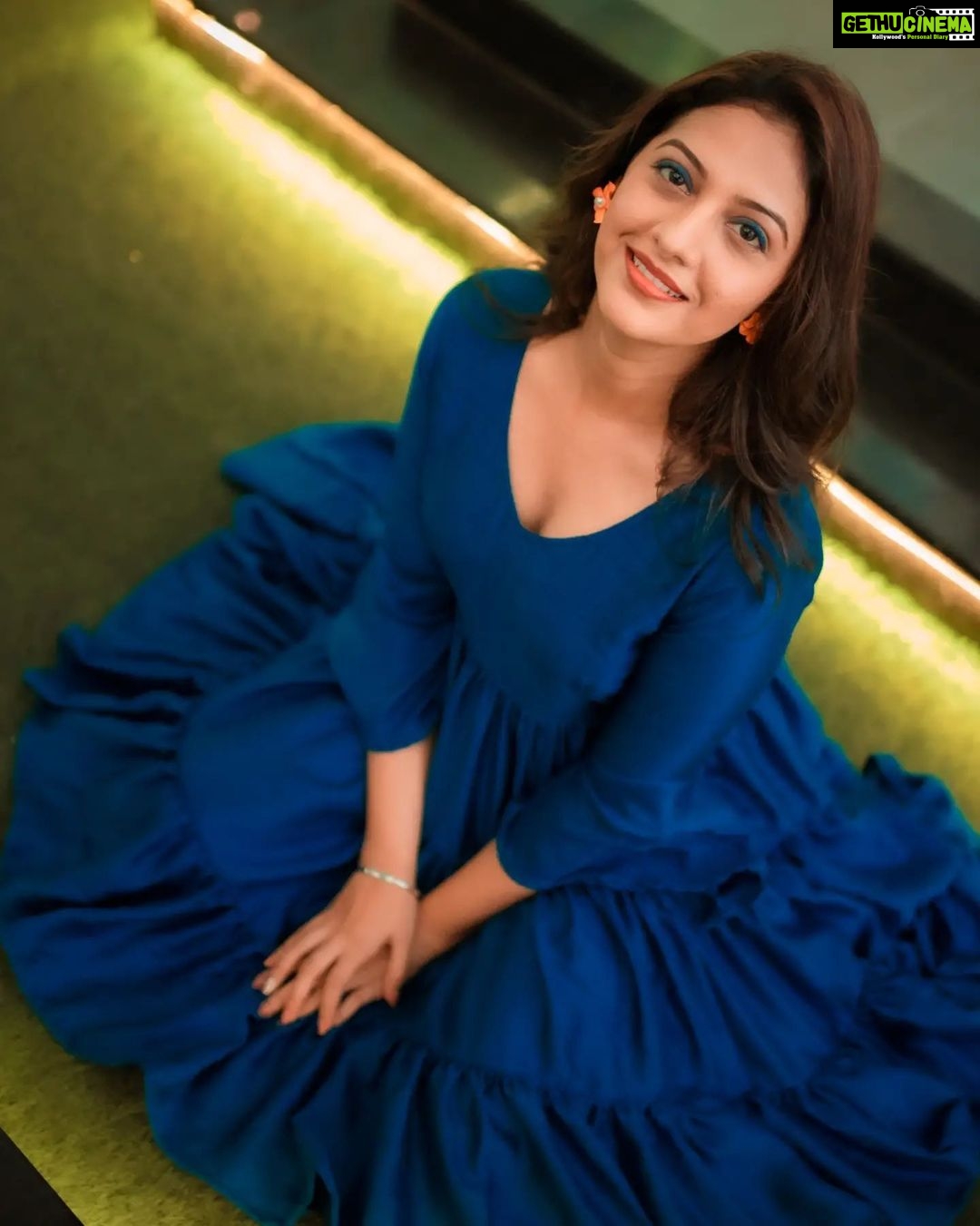 Tejashree Pradhan Instagram - It's like .... M soooo shy..... Nooo please don't click my photo ..... Ohhkkk ! M ready U can click now ☺️ #HappyLife °Styled :- @ms_tanaya and @dnyaneshwari_2627 Outfit :- @kleider.dm °HMU :- @mua_varsha.renge °📸:- @palash_photography_films °Location :- @pimlico_cafe