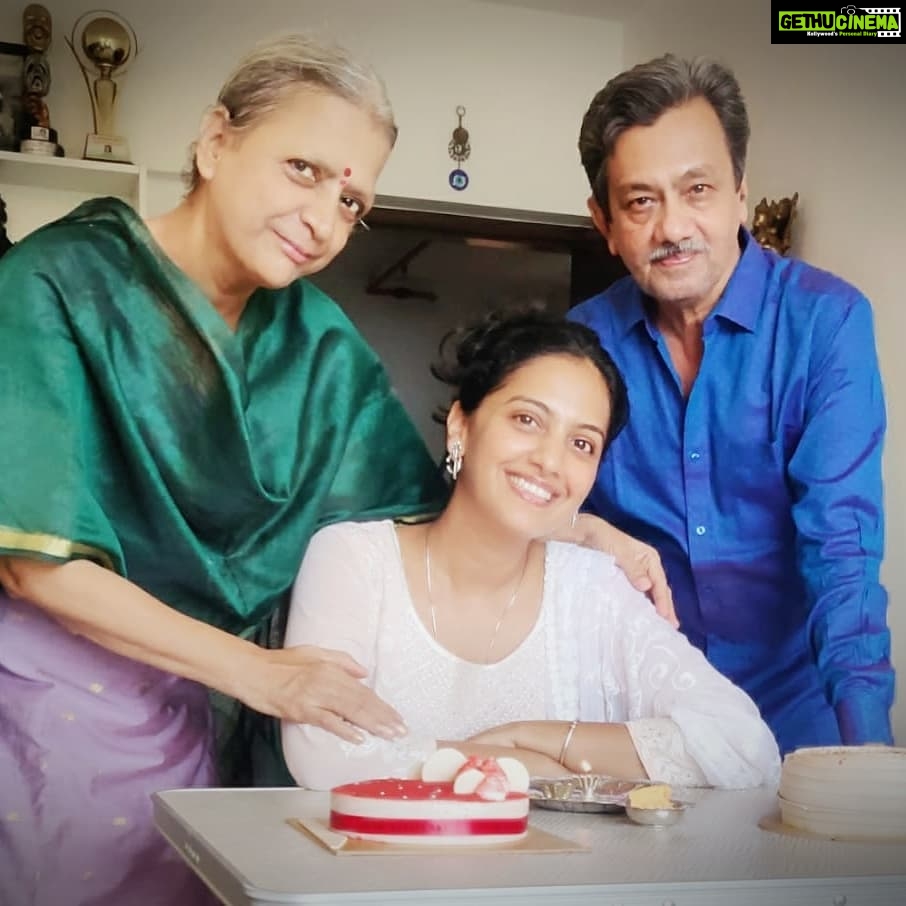 Tejashree Pradhan Instagram - As a child I always believed that on ur birthday "देव बाप्पा तुमचं सगळं ऐकतो"..So on my Birthday having my parents by my side is the wish God has already granted me which I am extremely grateful for. So On my birthday I wish, "देव बाप्पा, सगळ्यांना आरोग्य दे.. सगळ्यांच्या आयुष्यात त्यांच्या माणसांचा सहवास चिरंतर राहू दे, प्रत्येकाला धैर्य दे आणि आपल्या सगळ्यांवर आलेलं हे संकट लवकर दूर कर " .. "Dear God, please bless each one of us with Good health, May we all have our loved ones always, please give us caurage and strength to overcome this pandemic and I hope this shall pass soooon" 🙏🏻🙏🏻🙏🏻🙏🏻🙏🏻 So, lets lead our #HappyLife always. #appreciationpost❤️