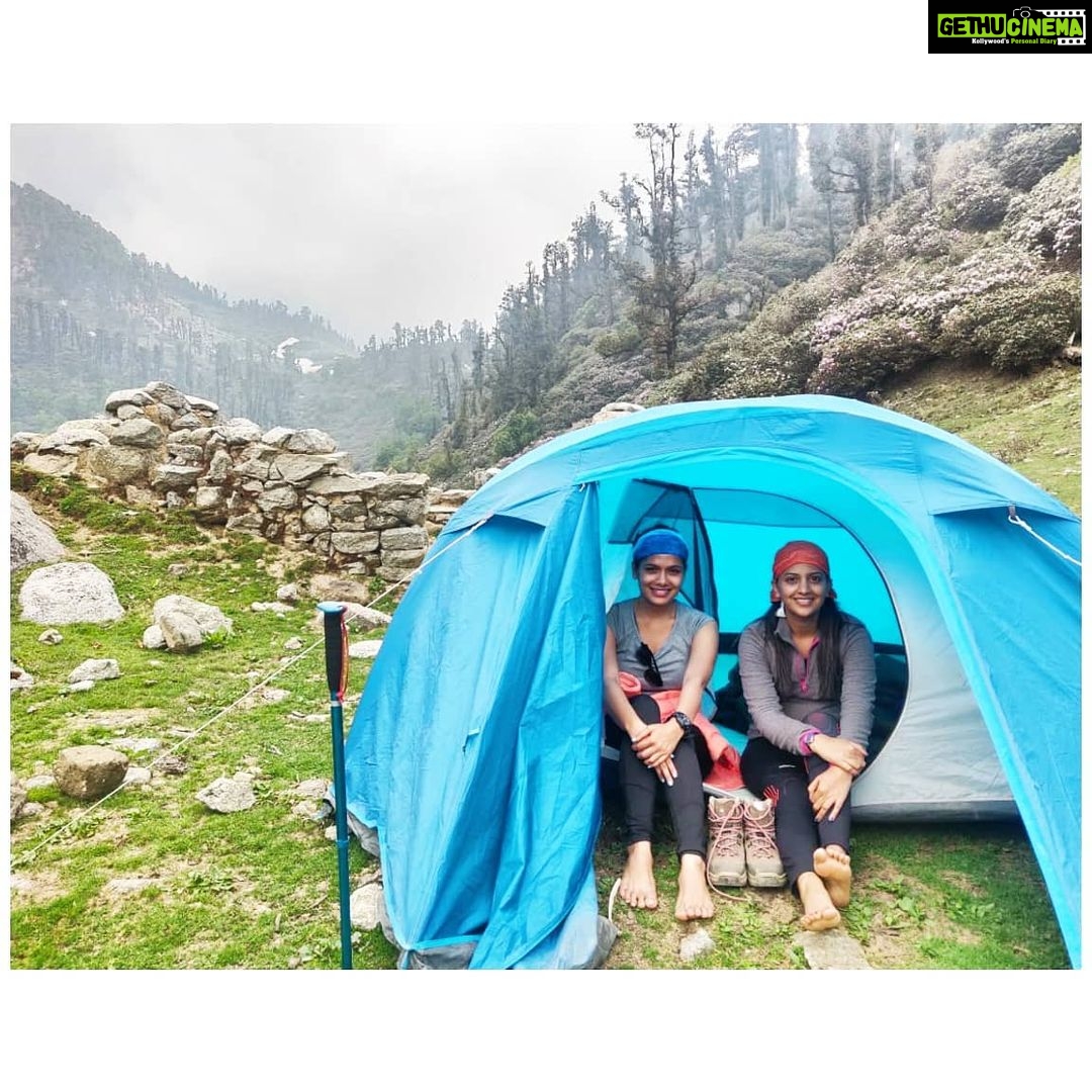 Tejashree Pradhan Instagram - Let's #bagpack𤩠girl... Mountains are calling !! #majorthrowback @suruchiadarkar #HappyLife