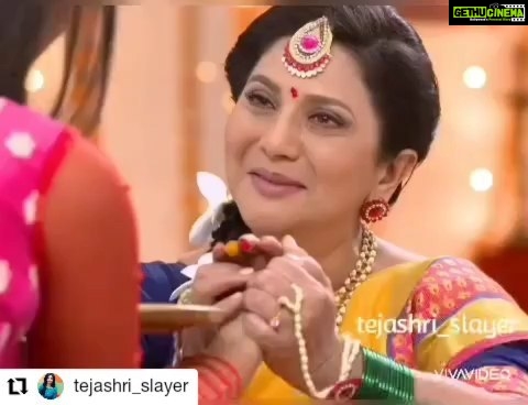 Tejashree Pradhan Instagram - Thank you so much😃 #appreciationpost Really like the edit... @zeemarathiofficial #Repost @tejashri_slayer • • • • • • One year successful journey 🥳❤ @tejashripradhan @nivedita_ashok_saraf @drgirishoak @zeemarathiofficial @ajay.mayekar • • • • • • #zeemarathi #1yrofaggbaisasubai #tejashripradhan #shubhra #tejashrian