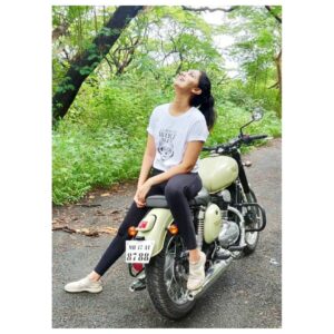Tejashree Pradhan Instagram - Needing Nothing.. attracts Everything. #HappyLife Thank you @be_sukhiaatma for such an inspiring T-shirt.. it says 