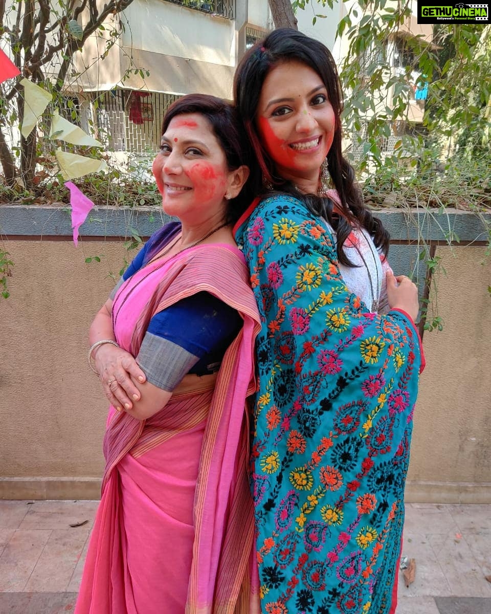 Tejashree Pradhan Instagram - Most favourite people of my #AggabaiSasubai 🤗🤗 Love u guys 👼@ashutoshpatki @nivedita_ashok_saraf 💚💚 Hope u guys enjoyed Today's episode. #HappyLife
