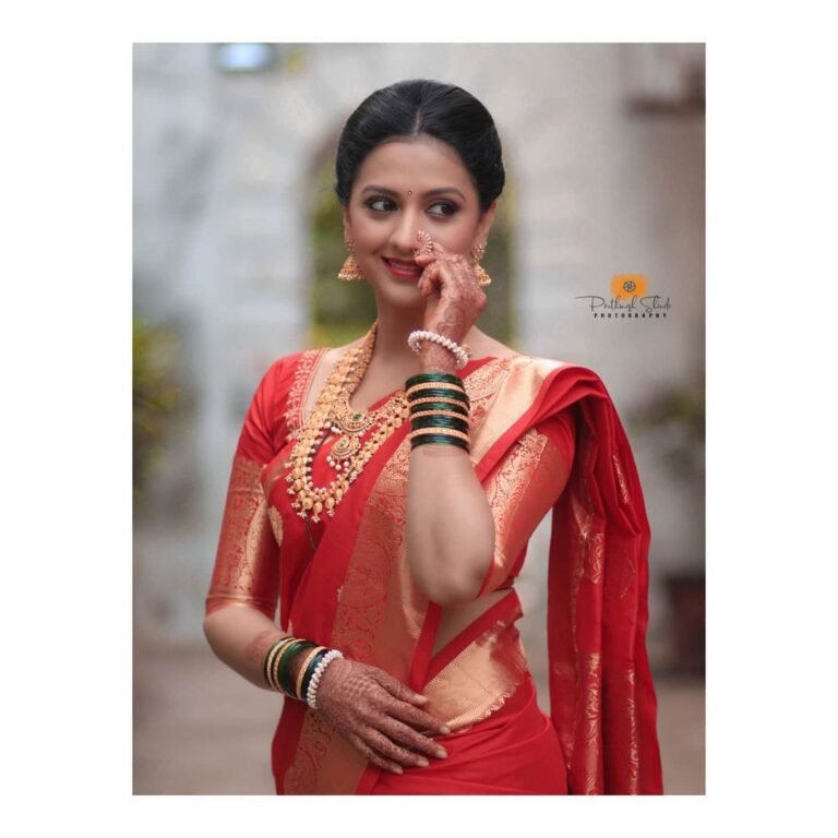 Tejashree Pradhan Instagram - माझ्या सासूबाईंच्या लग्नाला यायचं हं !!! वाट बघतोय. #AggabaiSasubai