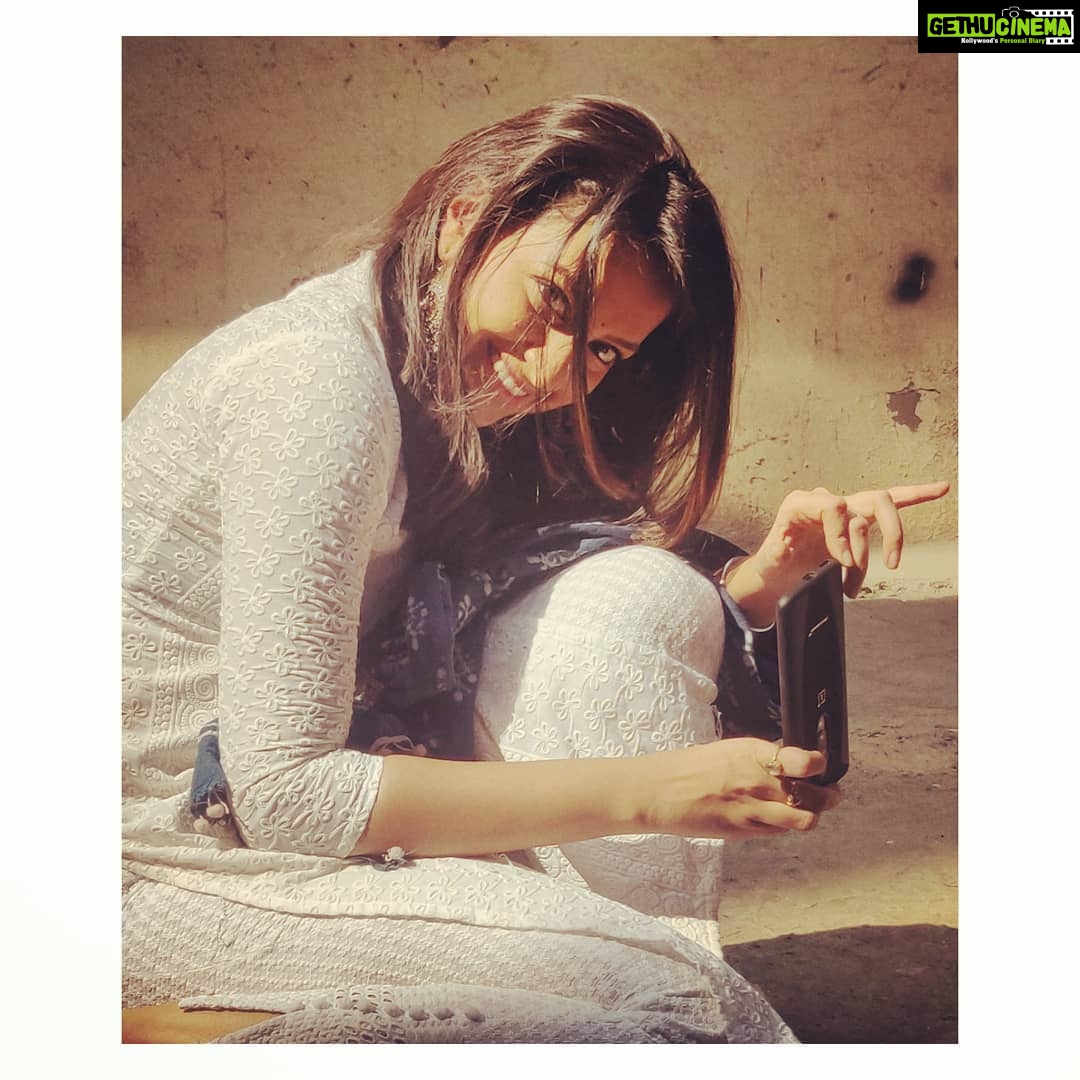 Tejashree Pradhan Instagram - Sometimes she's sparkle, other times she's a firework, but no matter what she always shines. #HappyLife😇 📸@nikhilzopemoraya😊 (P.S. okkk guys!!! मी उलटाचं फोटो काढत होते. 🙄🤷)