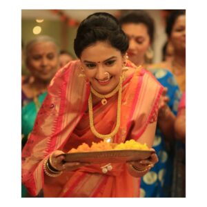 Tejashree Pradhan Instagram - सिरीयल आवडते आहे का? #beingshubhra #AggabaiSasubai @zeemarathiofficial