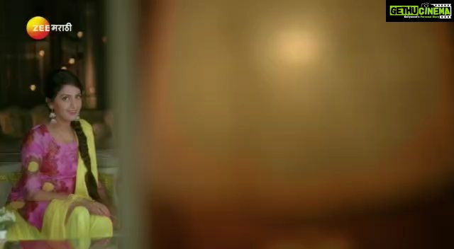 Tejashree Pradhan Instagram - आवडला का पहिला episode? #beingshubhra @zeemarathiofficial @hansagaminii @ashutoshpatki @aggabaisasubai_official @ajay.mayekar @g_oak1985
