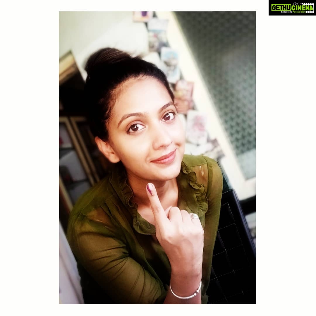 Tejashree Pradhan Instagram - INKED AND HAPPY.... "Prioritize your responsibilities.. I did what matters to me the most .. did you ?" #LoksabhaElections2019 #HappyLife