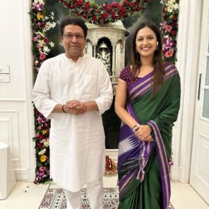 Tejashree Pradhan Instagram - …आणि भेटीचा योग आला, निमित्त “त्यांच्याच” कल्पनेतून शिवतीर्थावर साकारलेल्या भव्य दिपोत्सवाचं… मनात येणारी गोष्ट सत्यात उतरवणारे आणि कलाक्षेत्राच्याही पाठीशी क़ायम ठामपणे उभे राहणारे , मराठी भाषेचा अभिमान उराशी बाळगणारे मा. राजसाहेब ठाकरे🙏🙏💐 #शिवतीर्थ #मनसे #महाराष्ट्रनवनिर्माणसेना #जयमहाराष्ट्र ही भेट घडवून आणल्या बद्दल @ameyakhopkar ह्यांचे खूप आभार 😀😀