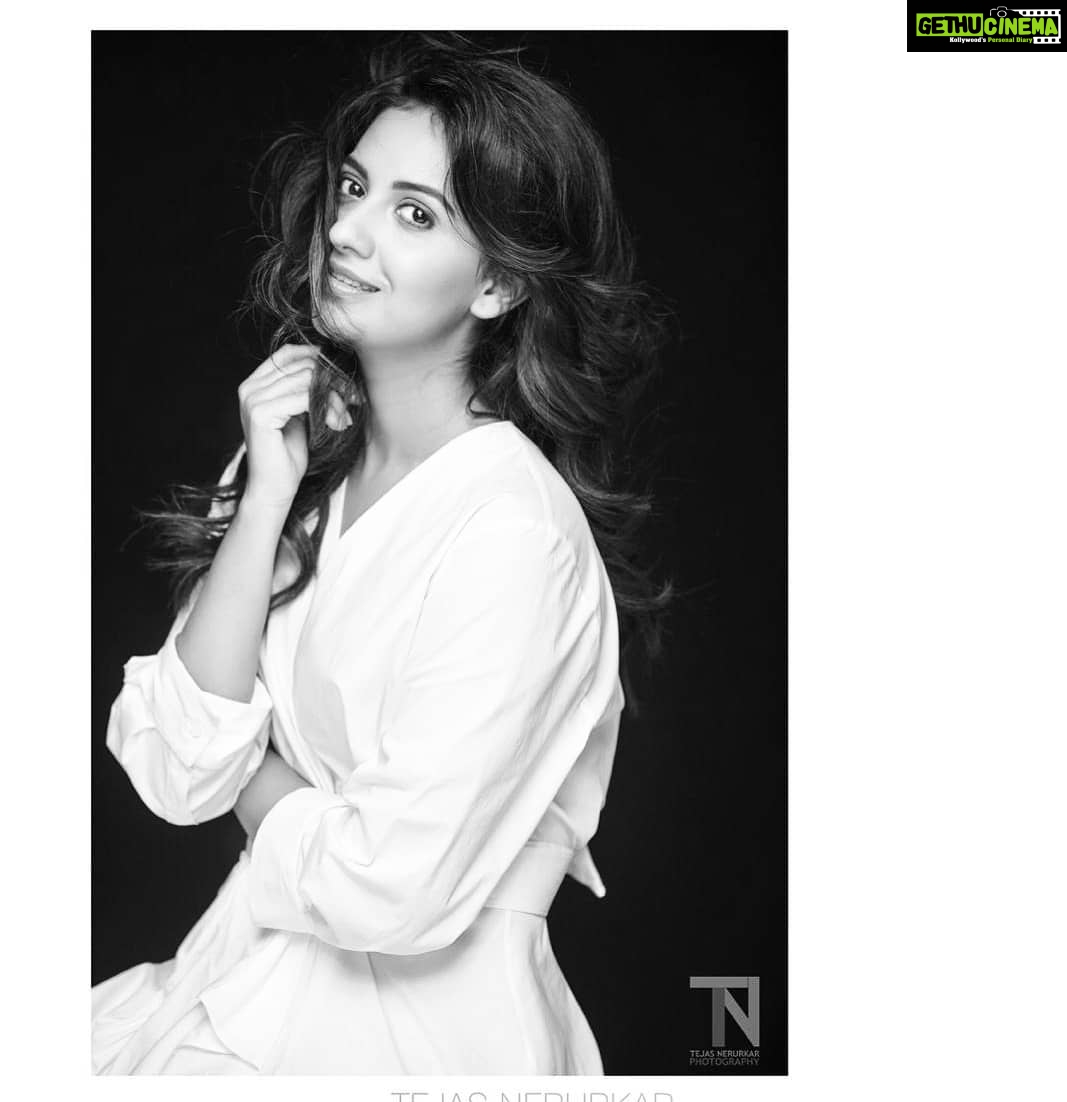 Tejashree Pradhan Instagram - Today is a day of Happiness and Peace. I am grounded and centered. I am grateful for my beautiful life that is filled with many blessings. I move through my day with consciousness, grace and love. #HappyLife Photographer @tejasnerurkarr Make up by @saurabh_kapade Hair by @sheetalpalsande