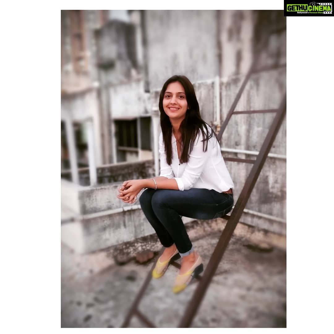 Tejashree Pradhan Instagram - Think a little less, Live a little more. #HappyLife P.S. Hehehe,.... Nahi hi terrace "ti" chi mhanje mazi e pan m soooooo glad that u still remember TSKK and 'Anya' and 'Tanvi' and their space (which they shared on up there) thank you guys @rajwadesatish @ankushpchaudhari @ambekaraarya @abhinay3 @zeestudiosmarathi @nikhil.sane.official