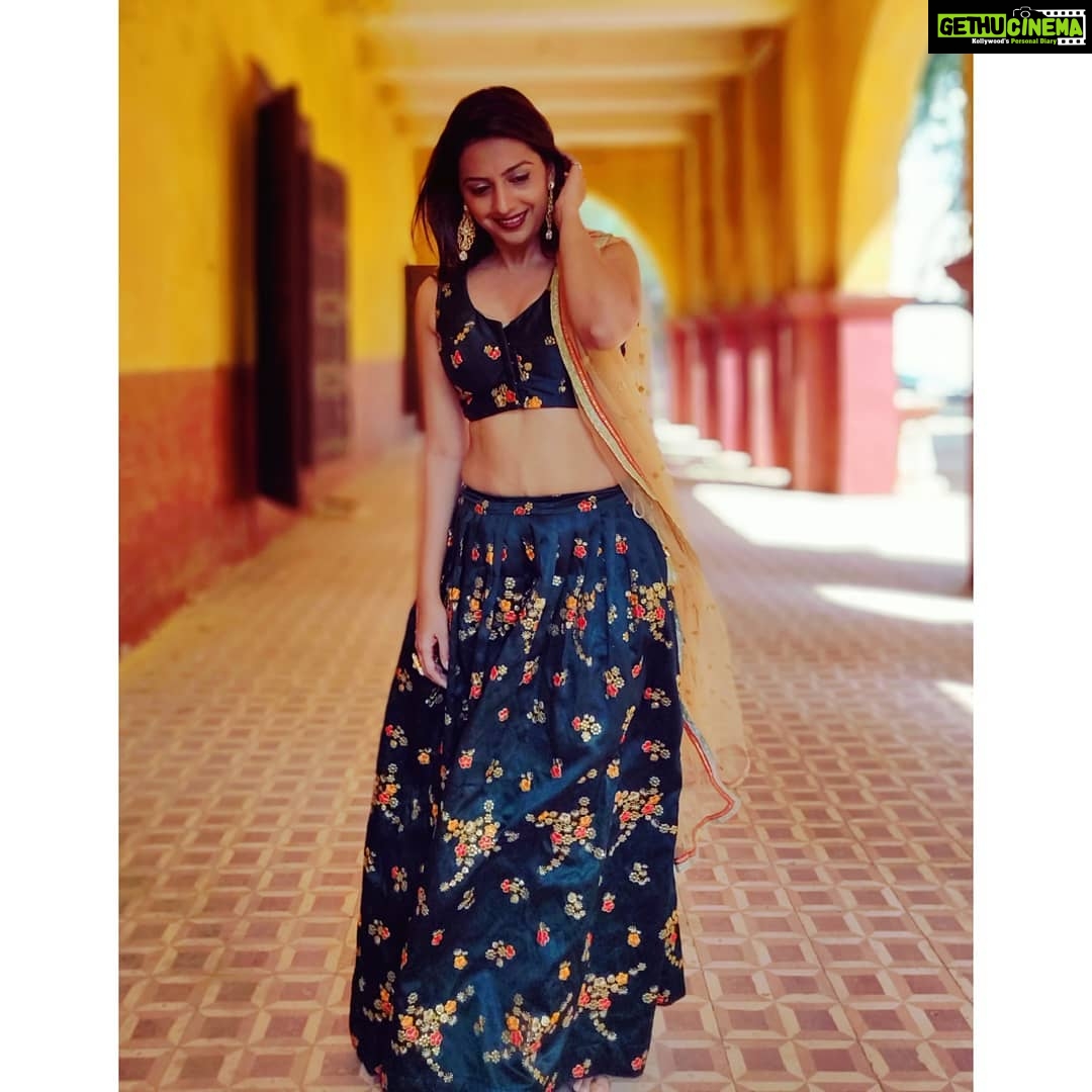 Tejashree Pradhan Instagram - Happiness is knowing how blessed I'm to have such wonderful people in my life..The entire episode filled with lots of positivity n happiness.. 🔷DONT MISS THIS ONE🔷 "कानाला खडा" 30th March,Saturday 9.30pm only on @zeemarathiofficial Costume by @leaffab @visha_madhukar 🤗