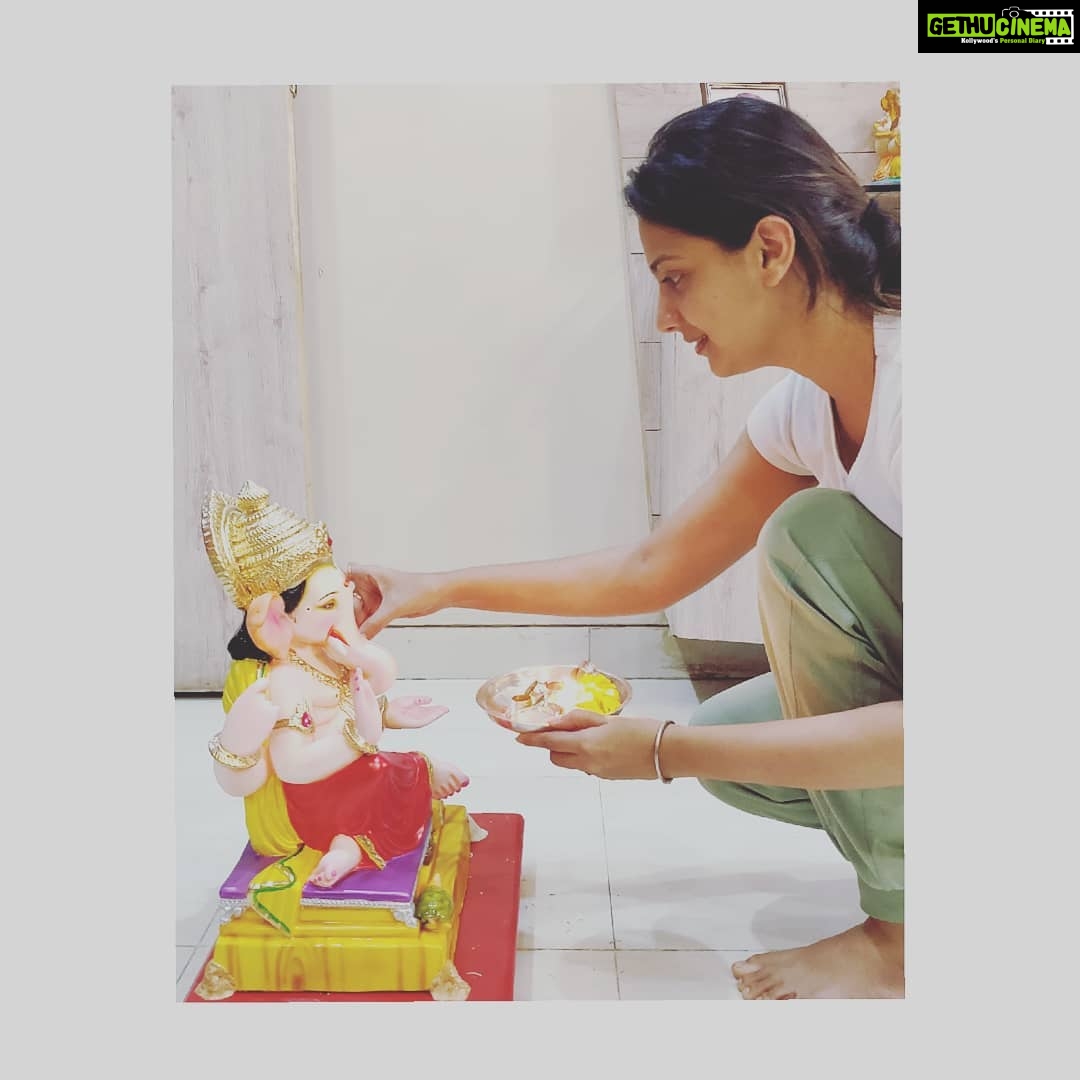 Tejashree Pradhan Instagram - चिंता, क्लेश, दरिद्र, दु:ख अवघे देशांतरा पाठवी... हेरंबा गणनायका गजमुखा भक्ता बहु तोषवी. 🙏🙏🙏 #HappyLife
