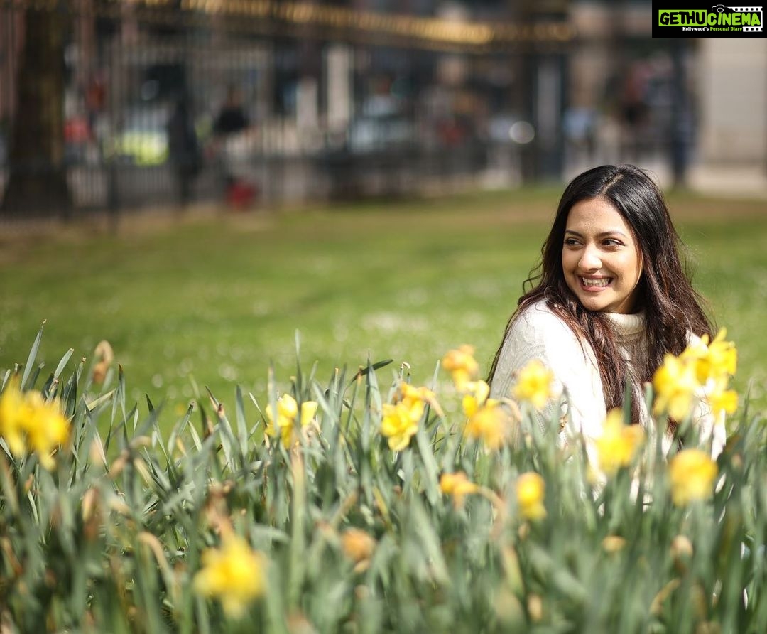 Tejashree Pradhan Instagram - Looking back is a wonderful thing… your life will tell u stories about how far you have come 🌼🌼 #HappyLife 📸 @deepak_yd