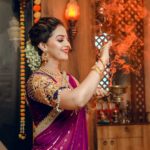 Tejashree Pradhan Instagram - विजयादशमी च्या खूप शुभेछा 🍀🍀🌻 Organise by:@deepa030303 Mua: @poornimas_makeover Hairstyle: @Sheetal_birade_ Costume: @gargifashiondesigner Jwelery: @trisha_jewells Photoghrapher: @ajit_ingale_photography Loction: @gaikwad_wada_