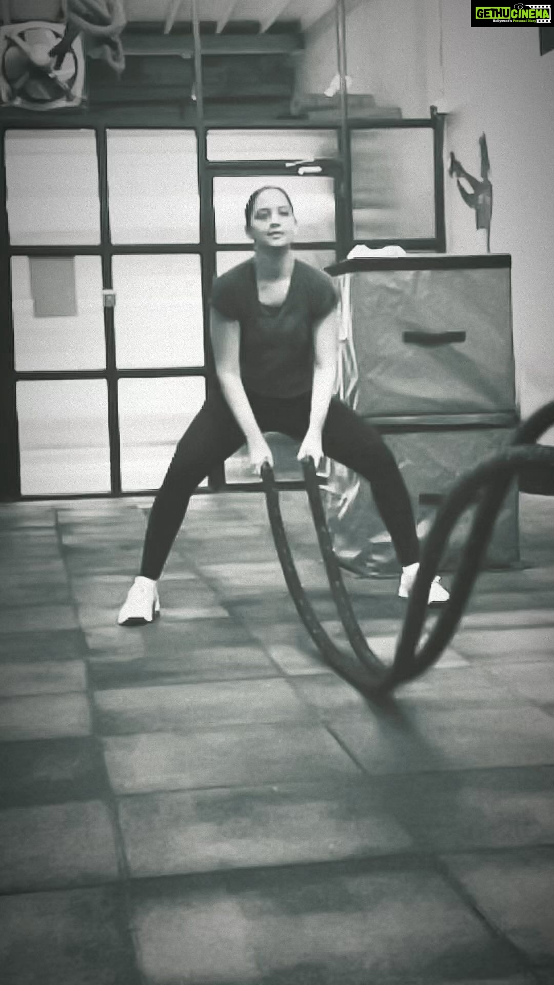 Tejashree Pradhan Instagram - HUSTLE CONTINUES #hardwork #personaltraining #functionaltraining #crossfit #cardio #fitness #fitnessmotivation #consistency #trendingreels #instagood #workout #gymmotivation #lovewhatyoudo #happiness The wod