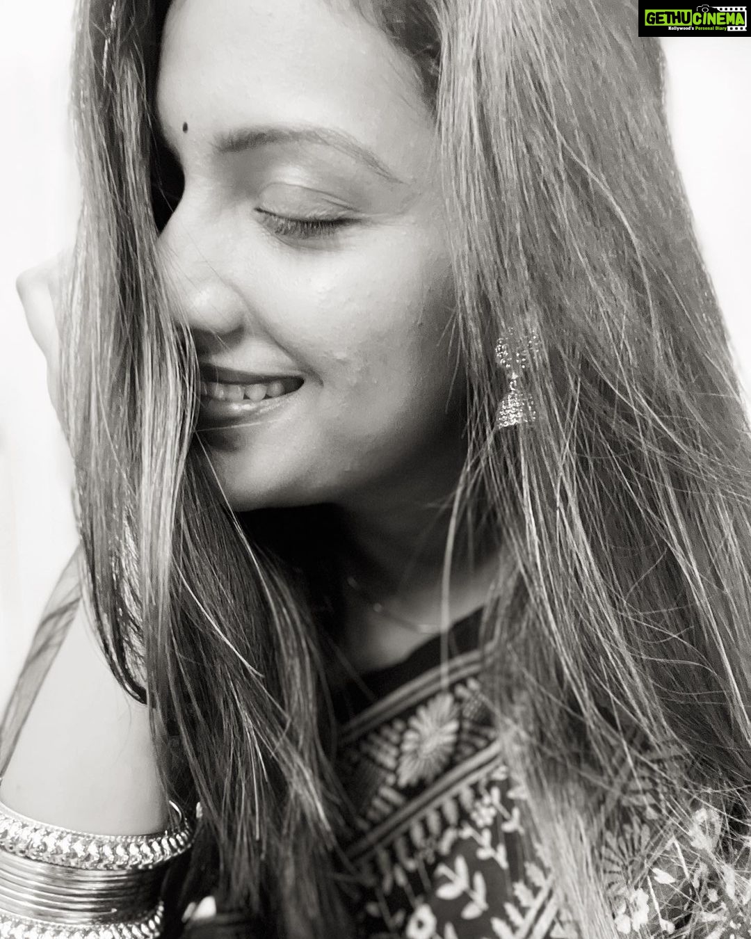Tejashree Pradhan Instagram - खुलती ज़ुल्फ़ों ने सिखाई मौसमों को शायरी.. झुकती आँखों ने बताया….