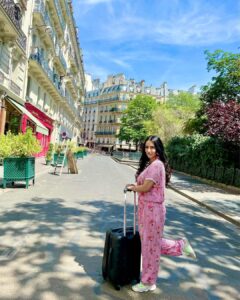 Tia Bajpai Instagram - Birthday cake in Paris 🇫🇷 
Cliché little things
#Paris