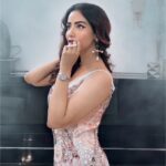 Tia Bajpai Instagram - Just finished reading a film script. I can’t wait to start shooting for it. A hint: Love always Wins ❤️ #NewMovie #Love #bollywoodgoeshollywood