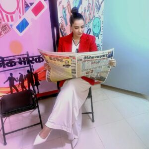 Tia Bajpai Instagram - Reading @dainikbhaskar_ while giving interview at their office.