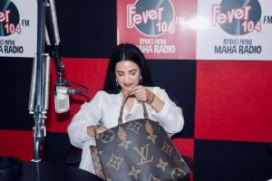 Tia Bajpai Instagram - A pleasure meeting everyone at @feverfmofficial 
Lucknow knows how to be respectful and never forget our Culture 👸🏻 

@rj_sona95