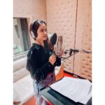 Tia Bajpai Instagram - Starting 2021 with dubbing for my upcoming Bollywood film #Lakeerein A gift to all my fans who were waiting for my next Hindi Film 💎 #TiaB #TiaBajpai #Lakeerein #Bollywood #Film #Dubbing