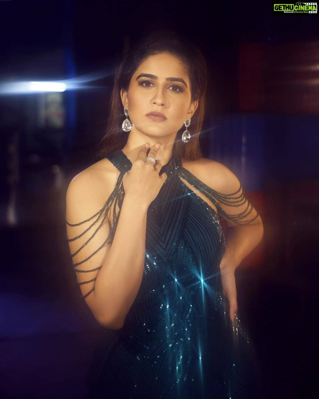 Vaidehi Parashurami Instagram - It’s never the end of a journey, it’s always the beginning of a new one! Outfit by @official_christianheritage Jewellery by @houseofjskjewels Styled by @sayali_vidya Assisted by @stylebypriyankaa Hair by @nilampatel12 Make-up by @vinayak_makeup Managed by @prernaasuryawanshi Assisted by @poojatayde Personal assistant @misaw_holic Captured by @shruu_t #fubaifu #zeemarathi #anchoring #willmissthis
