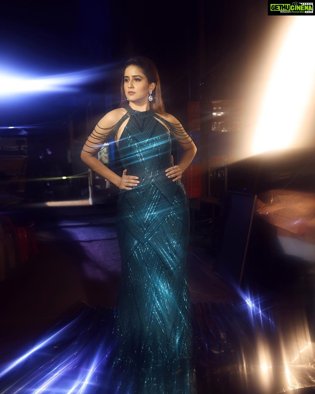 Vaidehi Parashurami Instagram - It’s never the end of a journey, it’s always the beginning of a new one! Outfit by @official_christianheritage Jewellery by @houseofjskjewels Styled by @sayali_vidya Assisted by @stylebypriyankaa Hair by @nilampatel12 Make-up by @vinayak_makeup Managed by @prernaasuryawanshi Assisted by @poojatayde Personal assistant @misaw_holic Captured by @shruu_t #fubaifu #zeemarathi #anchoring #willmissthis