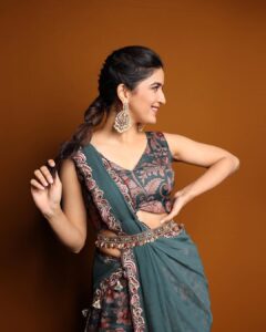 Vaidehi Parashurami Instagram - Eternally grateful for diverse opportunities as an artist!
@zeemarathiofficial 
@sanhitacreations_official 

Outfit by @amrinkhanofficial 
Jewellery by @shillpapuriidesignerjewellery 
Styled by @sayali_vidya 
Assisted by @stylebypriyankaa 
Hair by @nilampatel12 
Make-up by @vinayak_makeup 
Managed by @prernaasuryawanshi 
Assisted by @poojatayde 
Captured by @shruu_t 

#zeemarathi #fubaifu
#anchor #newexperience