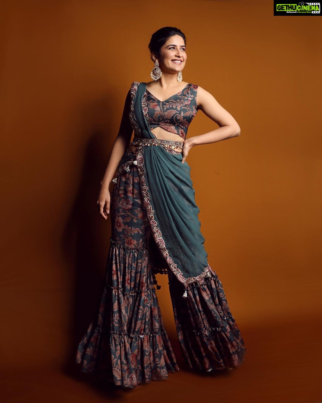 Vaidehi Parashurami Instagram - Eternally grateful for diverse opportunities as an artist! @zeemarathiofficial @sanhitacreations_official Outfit by @amrinkhanofficial Jewellery by @shillpapuriidesignerjewellery Styled by @sayali_vidya Assisted by @stylebypriyankaa Hair by @nilampatel12 Make-up by @vinayak_makeup Managed by @prernaasuryawanshi Assisted by @poojatayde Captured by @shruu_t #zeemarathi #fubaifu #anchor #newexperience