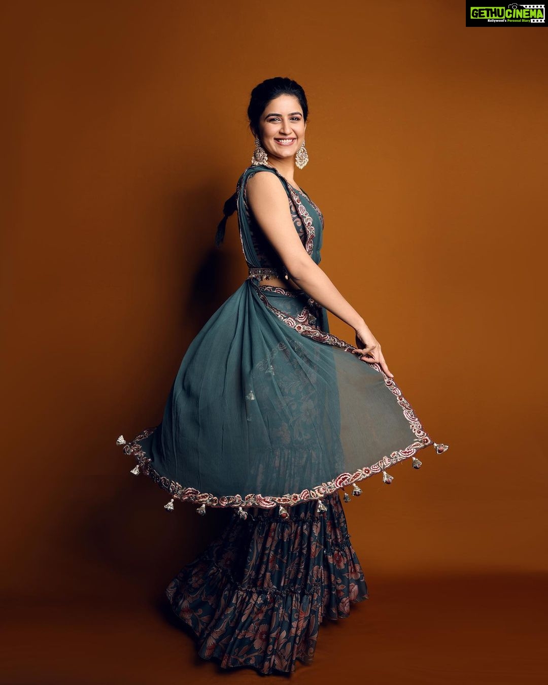 Vaidehi Parashurami Instagram - Eternally grateful for diverse opportunities as an artist! @zeemarathiofficial @sanhitacreations_official Outfit by @amrinkhanofficial Jewellery by @shillpapuriidesignerjewellery Styled by @sayali_vidya Assisted by @stylebypriyankaa Hair by @nilampatel12 Make-up by @vinayak_makeup Managed by @prernaasuryawanshi Assisted by @poojatayde Captured by @shruu_t #zeemarathi #fubaifu #anchor #newexperience