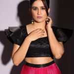 Vaidehi Parashurami Instagram - टेन्शनला करताय ना छू! पाहात राहा फू बाई फू! @zeemarathiofficial वर Outfit by @rickagauba Jewellery by @belsisjewelry Styled by @sayali_vidya Assisted by @stylebypriyankaa Hair by @nilampatel12 Make-up by @vinayak_makeup Managed by @prernaasuryawanshi Assisted by @poojatayde Shot by @shruu_t Personal assistant @misaw_holic #fubaifu #anchor #zeemarathi