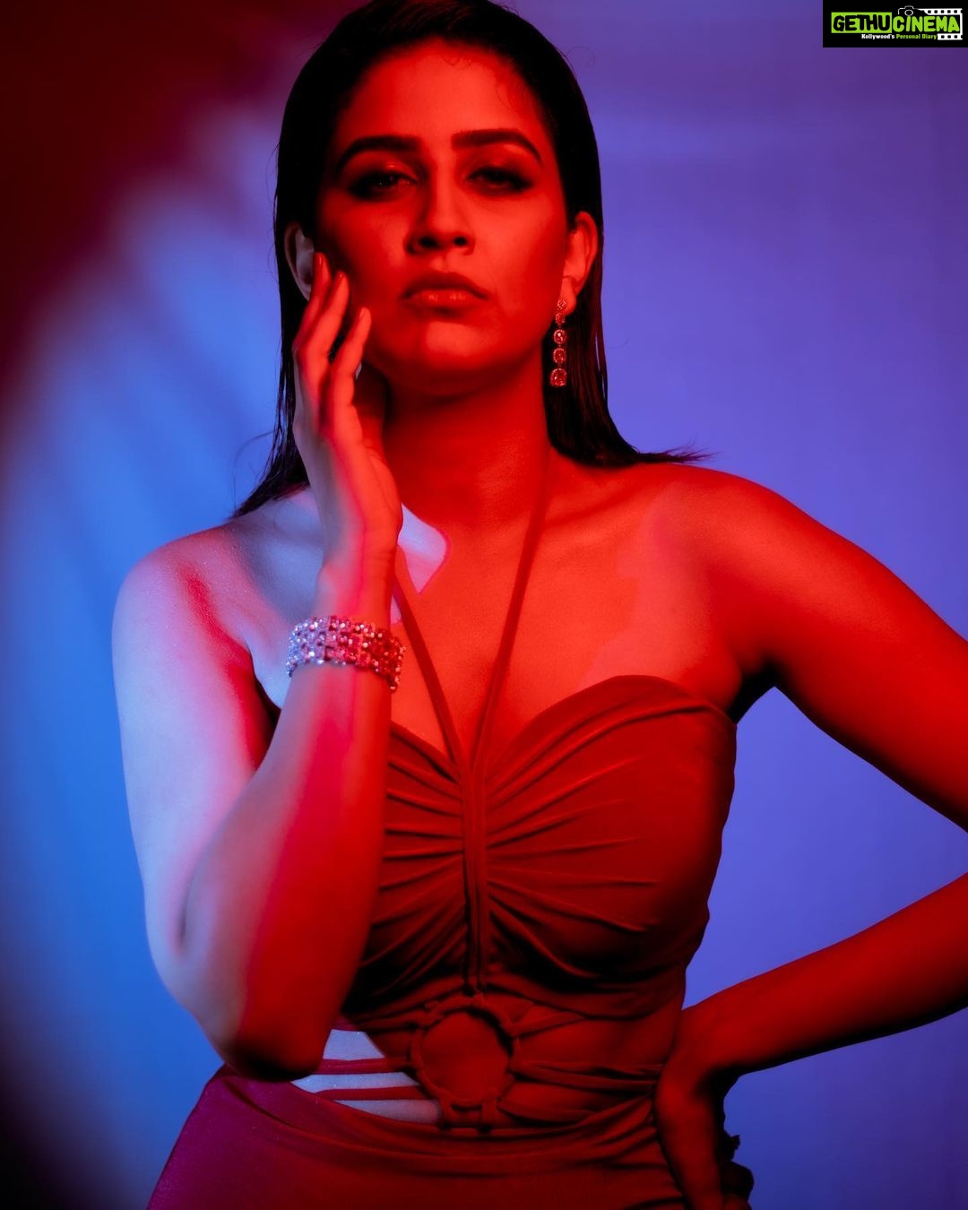 Vaidehi Parashurami Instagram - “Believe in yourself, your abilities and your own potential. Never let self-doubt hold you captive. You are worthy of all that you dream of and hope for.” - Roy Bennett #believeinyourself #stayconfident #keepdreaming #keepexploring #lifeisbeautiful #fullofopportunities #nevergiveup 🌹