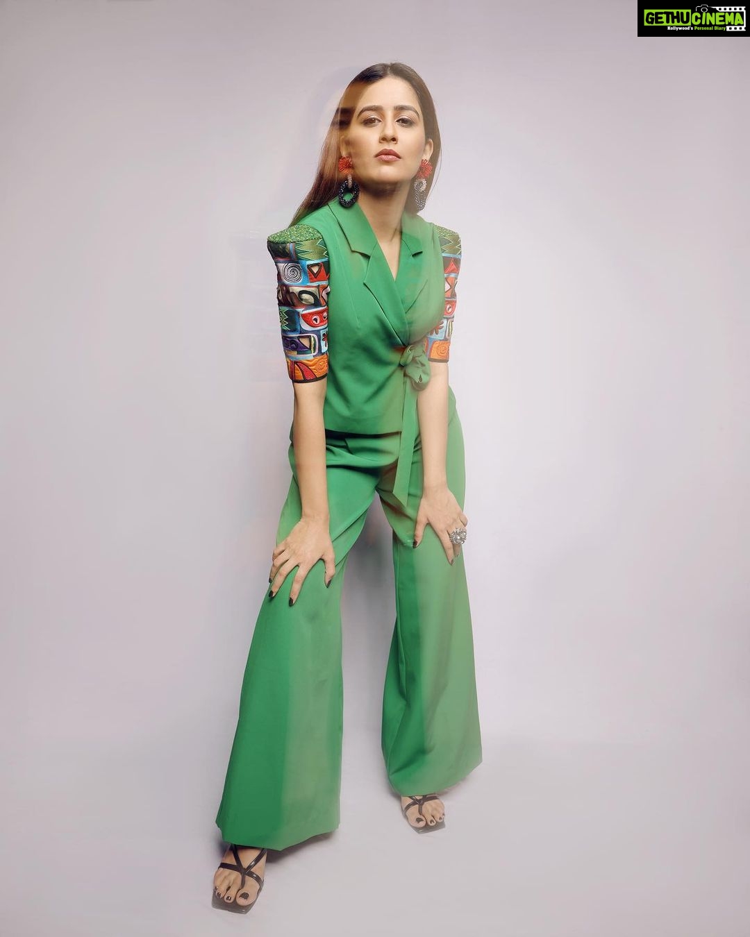 Vaidehi Parashurami Instagram - कसा वाटतोय माझा नवा अवतार? #fubaifu #anchor Outfit by @vyoum_official Jewellery by @shop_rhea Heels by @thealter.in Styled by @sayali_vidya Hair by @_hemahairstylist_243_ Makeup by @vinayak_makeup Managed by @prernaasuryawanshi Personal assistant @mr.asalm_khan_46 Captured by @shruu_t