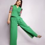 Vaidehi Parashurami Instagram - कसा वाटतोय माझा नवा अवतार? #fubaifu #anchor Outfit by @vyoum_official Jewellery by @shop_rhea Heels by @thealter.in Styled by @sayali_vidya Hair by @_hemahairstylist_243_ Makeup by @vinayak_makeup Managed by @prernaasuryawanshi Personal assistant @mr.asalm_khan_46 Captured by @shruu_t