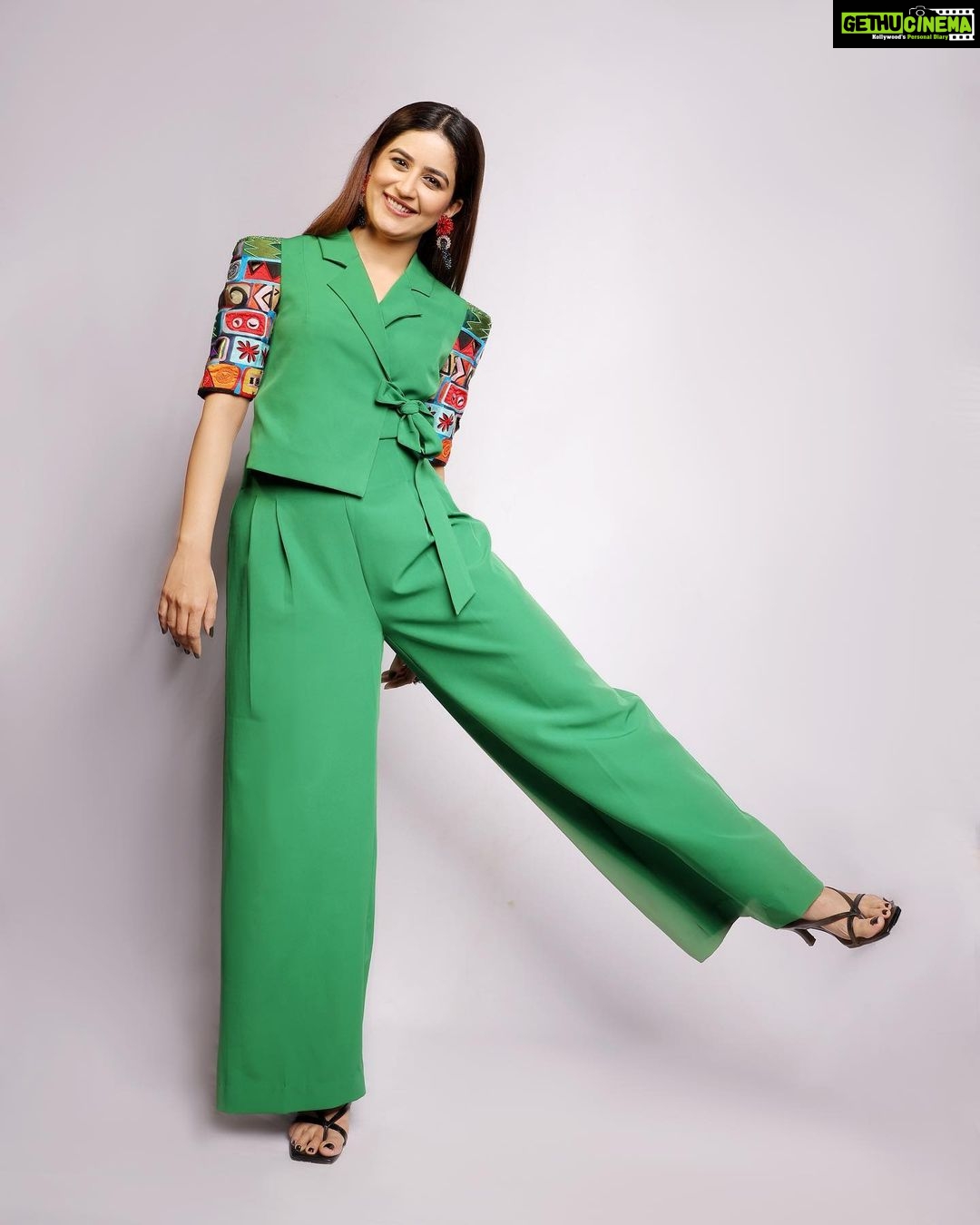 Vaidehi Parashurami Instagram - कसा वाटतोय माझा नवा अवतार? #fubaifu #anchor Outfit by @vyoum_official Jewellery by @shop_rhea Heels by @thealter.in Styled by @sayali_vidya Hair by @_hemahairstylist_243_ Makeup by @vinayak_makeup Managed by @prernaasuryawanshi Personal assistant @mr.asalm_khan_46 Captured by @shruu_t