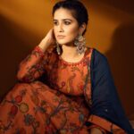 Vaidehi Parashurami Instagram - For Chala Hawa Yeu Dya!!! 🧡💙🧡 Outfit by @label_kinjalmodi Jewellery by @the_bling_girll Heels by @inc5official Styled by @sayali_vidya Hair by @pranjalipatel_celebhairstylist Makeup by @vinayak_makeup Managed by @prernaasuryawanshi Personal assistant @mr.asalm_khan_46 Captured by @shruu_t
