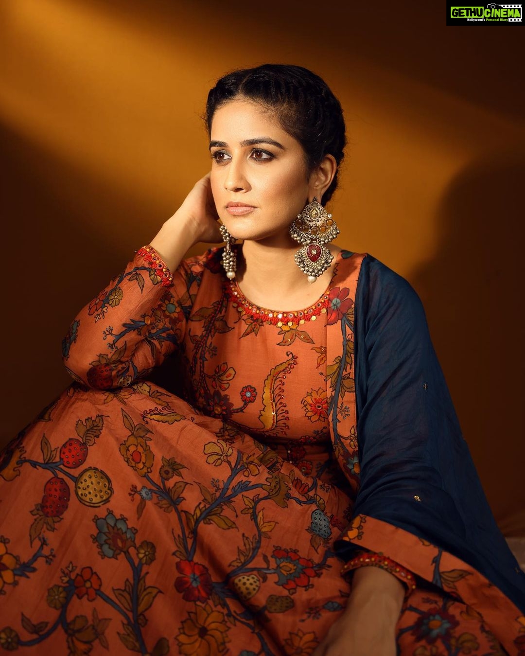 Vaidehi Parashurami Instagram - For Chala Hawa Yeu Dya!!! ๐งก๐๐งก Outfit by @label_kinjalmodi Jewellery by @the_bling_girll Heels by @inc5official Styled by @sayali_vidya Hair by @pranjalipatel_celebhairstylist Makeup by @vinayak_makeup Managed by @prernaasuryawanshi Personal assistant @mr.asalm_khan_46 Captured by @shruu_t