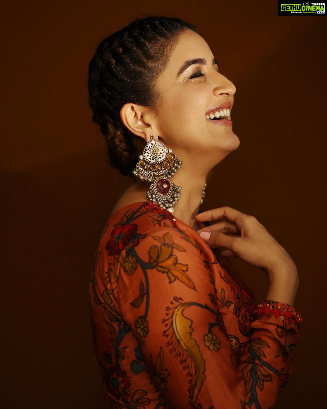 Vaidehi Parashurami Instagram - For Chala Hawa Yeu Dya!!! ๐งก๐๐งก Outfit by @label_kinjalmodi Jewellery by @the_bling_girll Heels by @inc5official Styled by @sayali_vidya Hair by @pranjalipatel_celebhairstylist Makeup by @vinayak_makeup Managed by @prernaasuryawanshi Personal assistant @mr.asalm_khan_46 Captured by @shruu_t